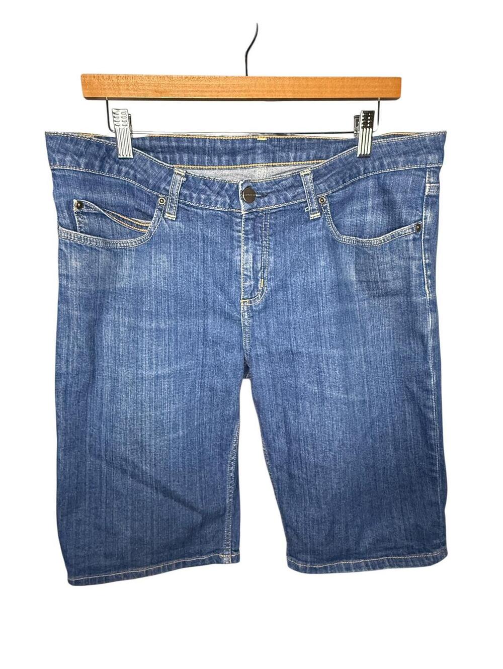 Carhartt denim shorts with classic leather logo patch on back pocket. Sz 33